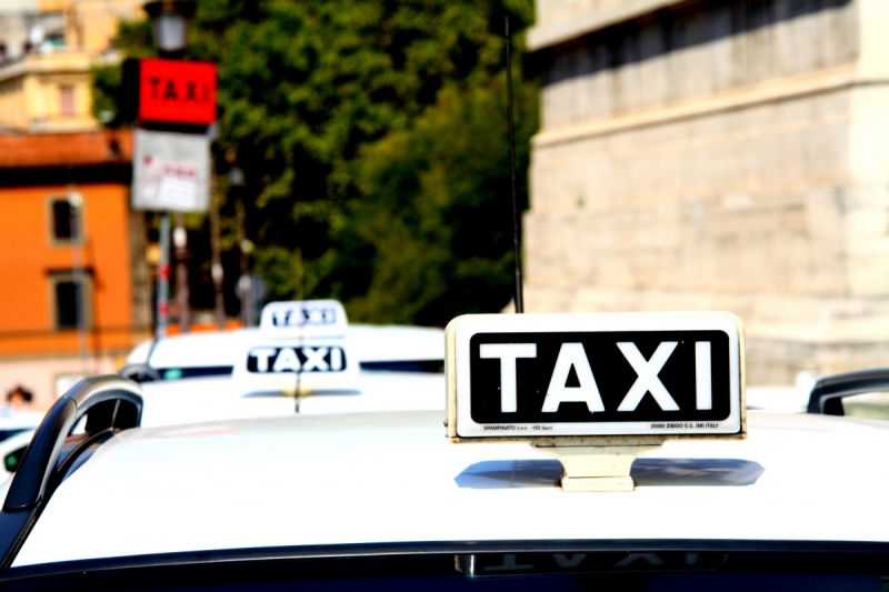 taxis-ESCRAGNOLLES-min_taxi_auto_rome_road_white-1051610